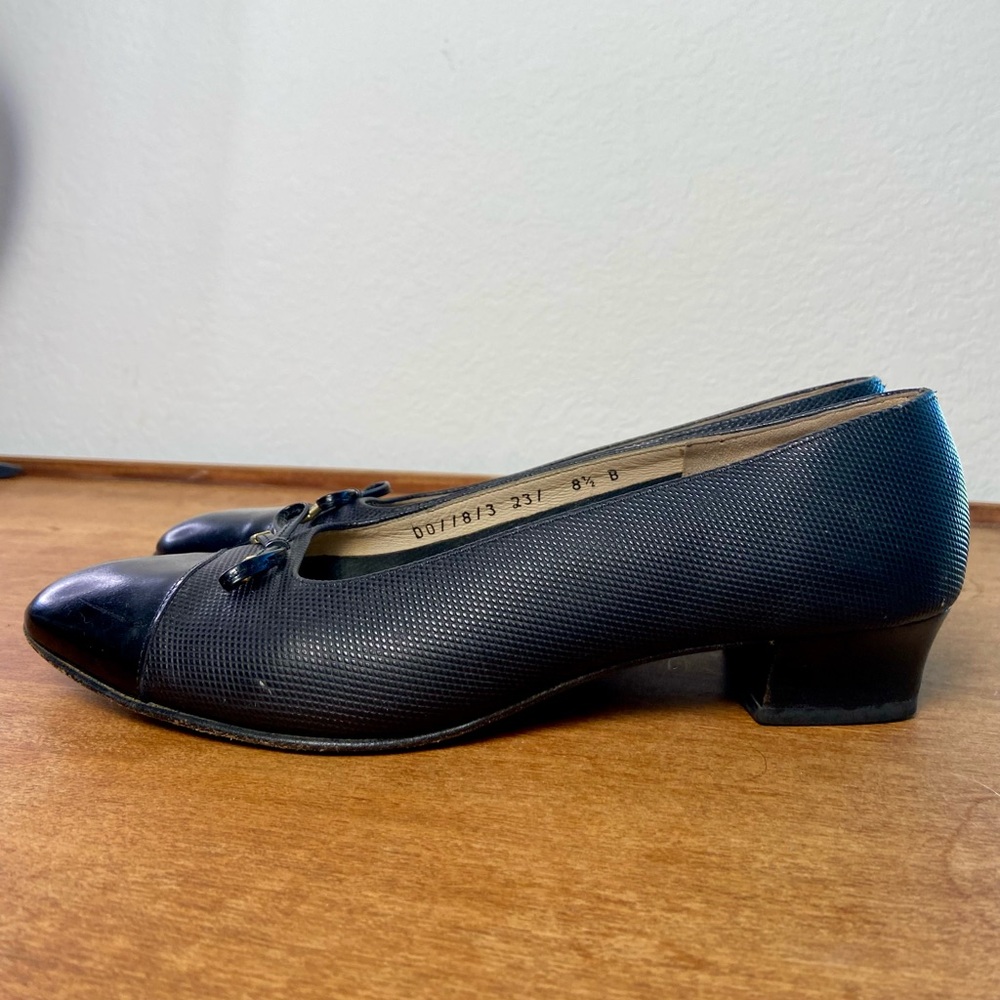 Vintage 1990s Salvatore Ferragamo Classic Luxury Black Leather Bow Heeled Pumps - Picture 5 of 13